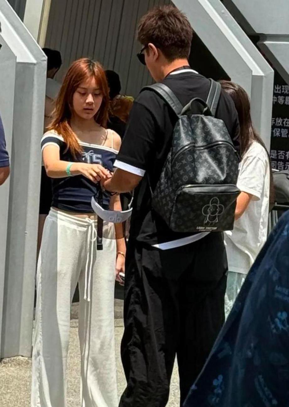 甜馨背着5万元的LV包包，和爸爸贾乃亮在新加坡旅行，父女好欢乐感情真的很好。