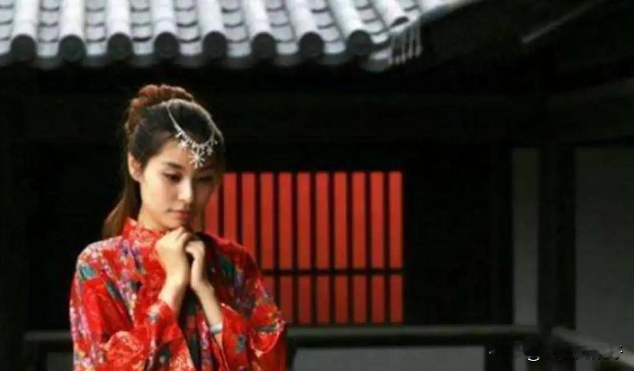 一个妃子，来了大姨妈，又舍不得让皇帝白跑一趟。一咬牙，扒下自己衣服给丫鬟穿上，把