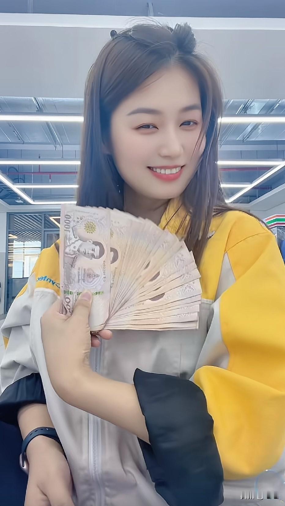我大概看了一下，他手里拿的有五千块钱