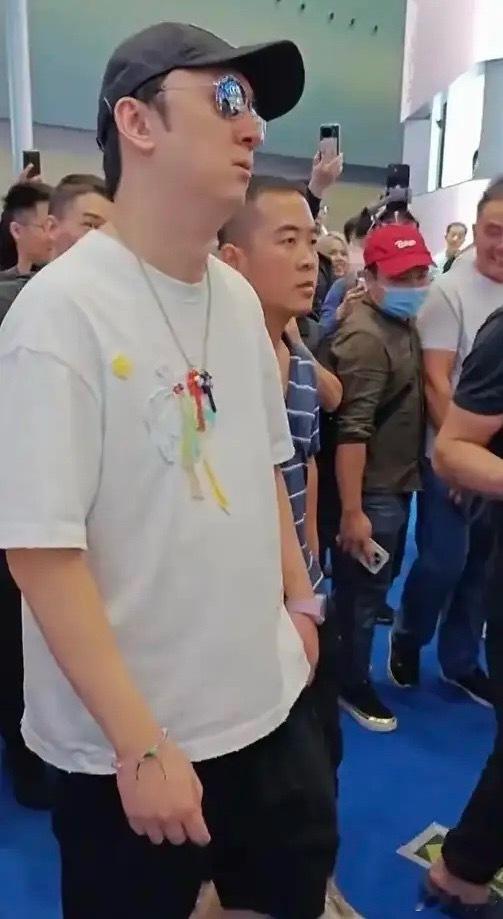 王思聪怒怼高仿账号，扯下流量模仿的遮羞布“土鸡瓦狗！”王思聪一句话，戳破了山寨者
