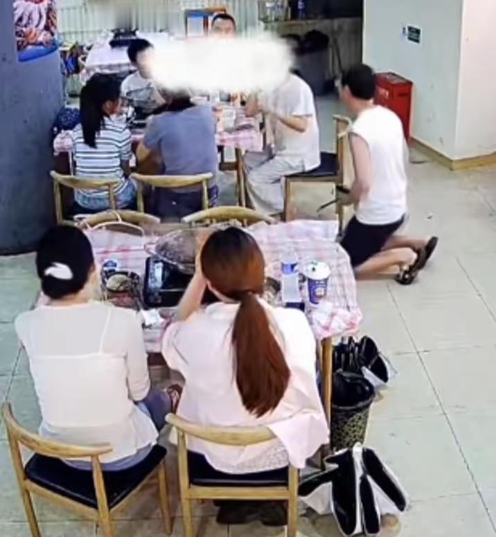 武汉火锅店老板当众下跪这段看完心里五味杂陈，这一跪哪里是冲动，是小生意人被蛮不讲