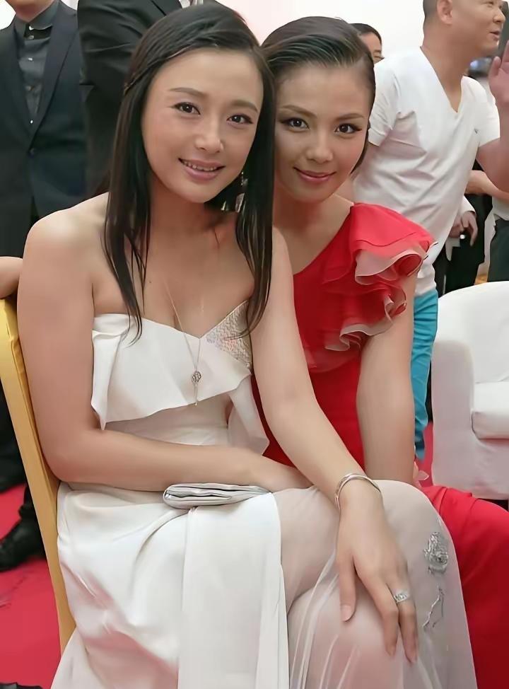 300万一口牙，刘涛笑着笑着就哭了。当年广告试镜，导演盯着她看了三秒：“你笑一