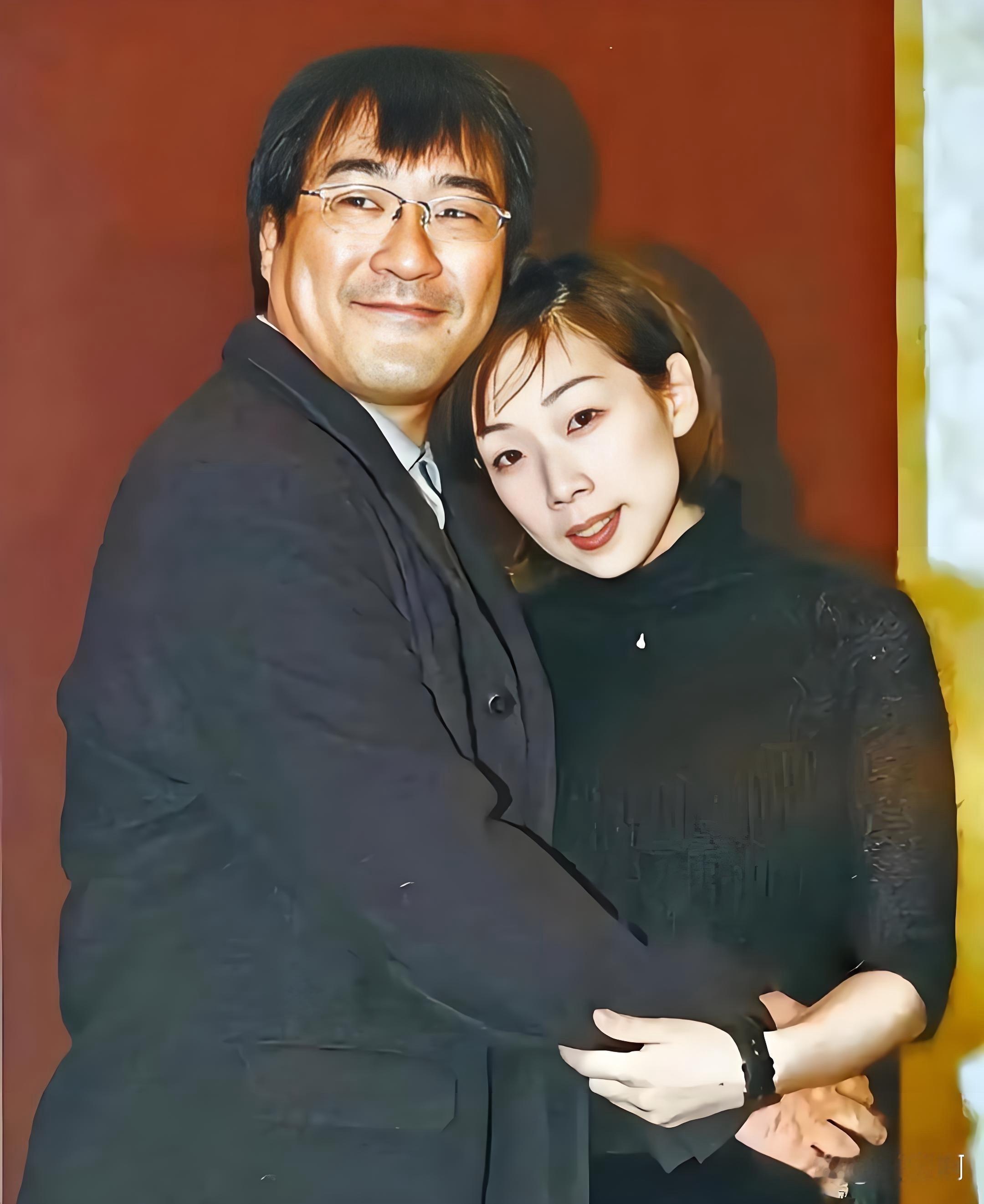 1994年，李宗盛婚内出轨，爱上了妻子的闺蜜林忆莲，为需求刺激两人同居了，不想林忆莲很快怀孕。李宗盛