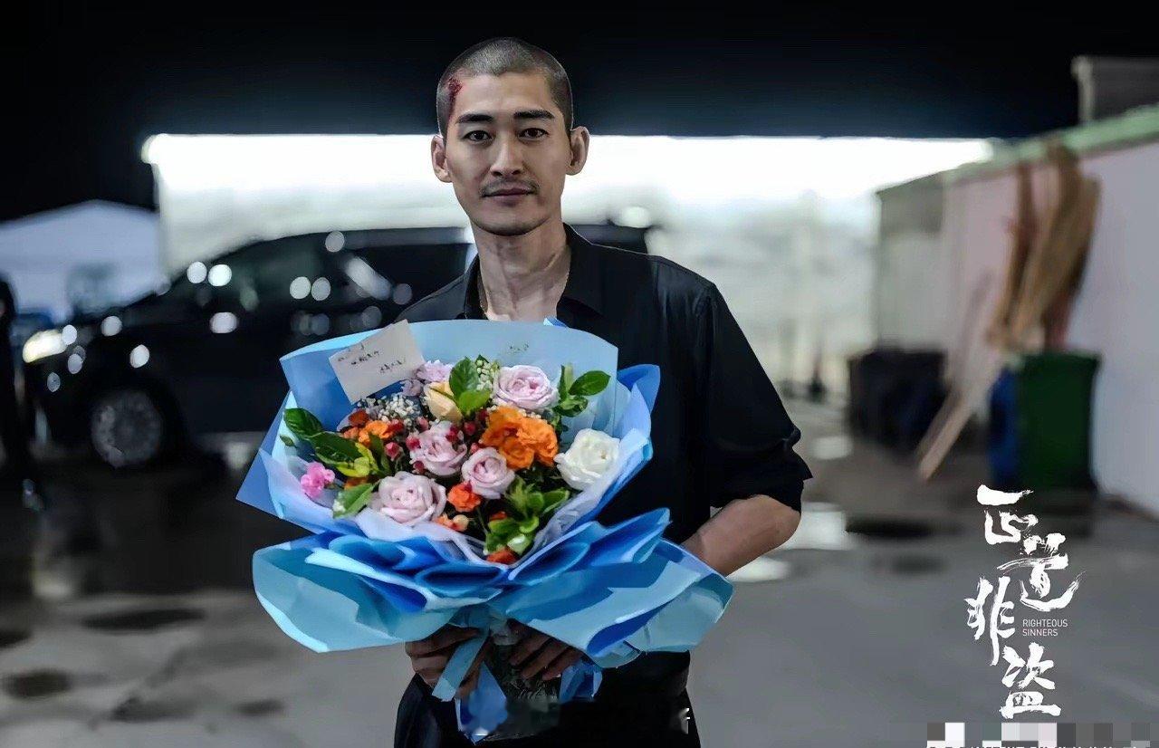张翰在《正道非盗》中的新造型令人惊喜不已。寸头搭配素衣，展现出清新干净的气质，和