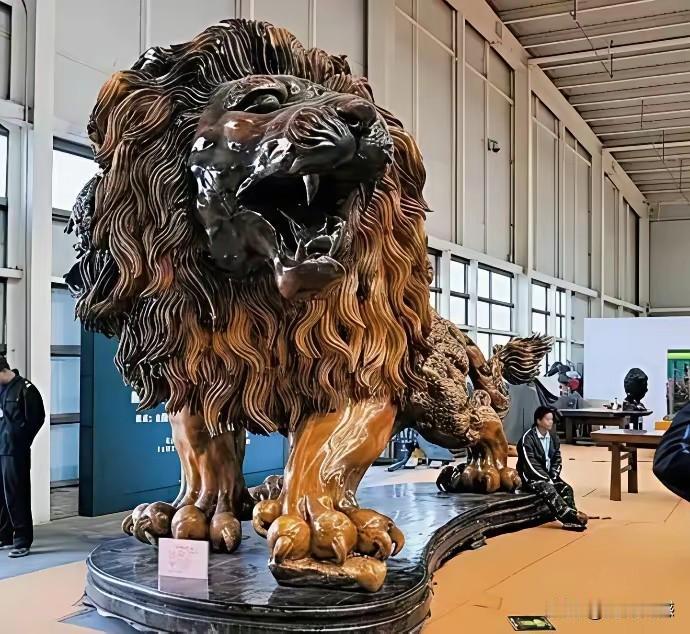 这个大木雕真漂亮，据说是用楠木雕刻而成的，早在2017年的时候，有人出了一个大价