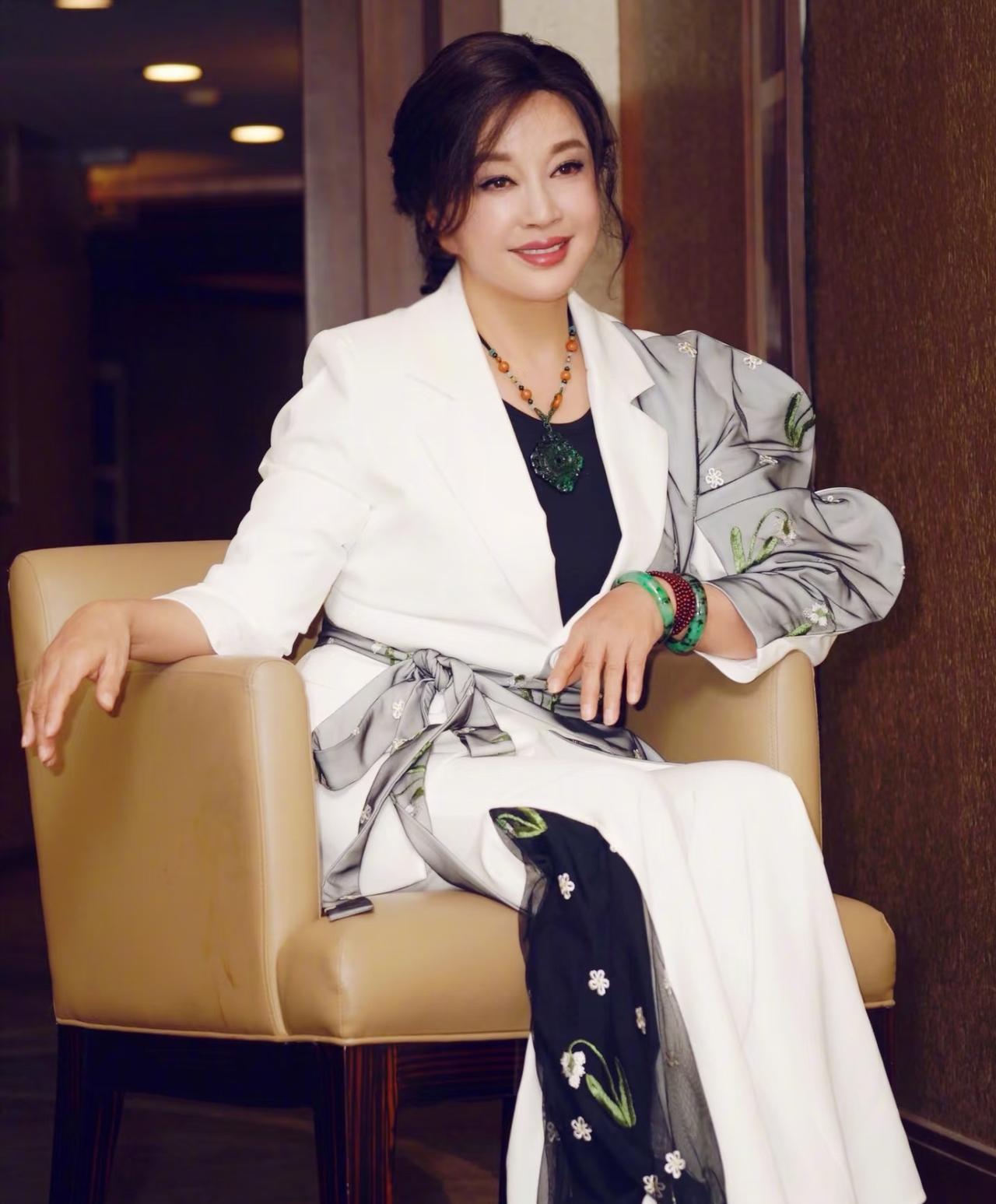 刘晓庆，我越来越不理解了，她75岁还把腿练得这么结实，到底图啥呢？最近录综艺穿