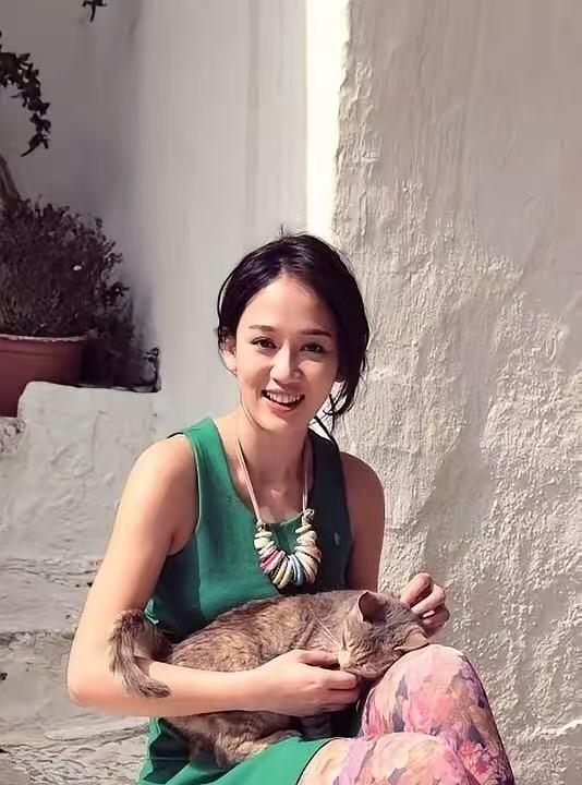 陈乔恩图啥呢？找个小9岁的老公，还得哄着。万万没想到，她老公拥有三座庄园，外