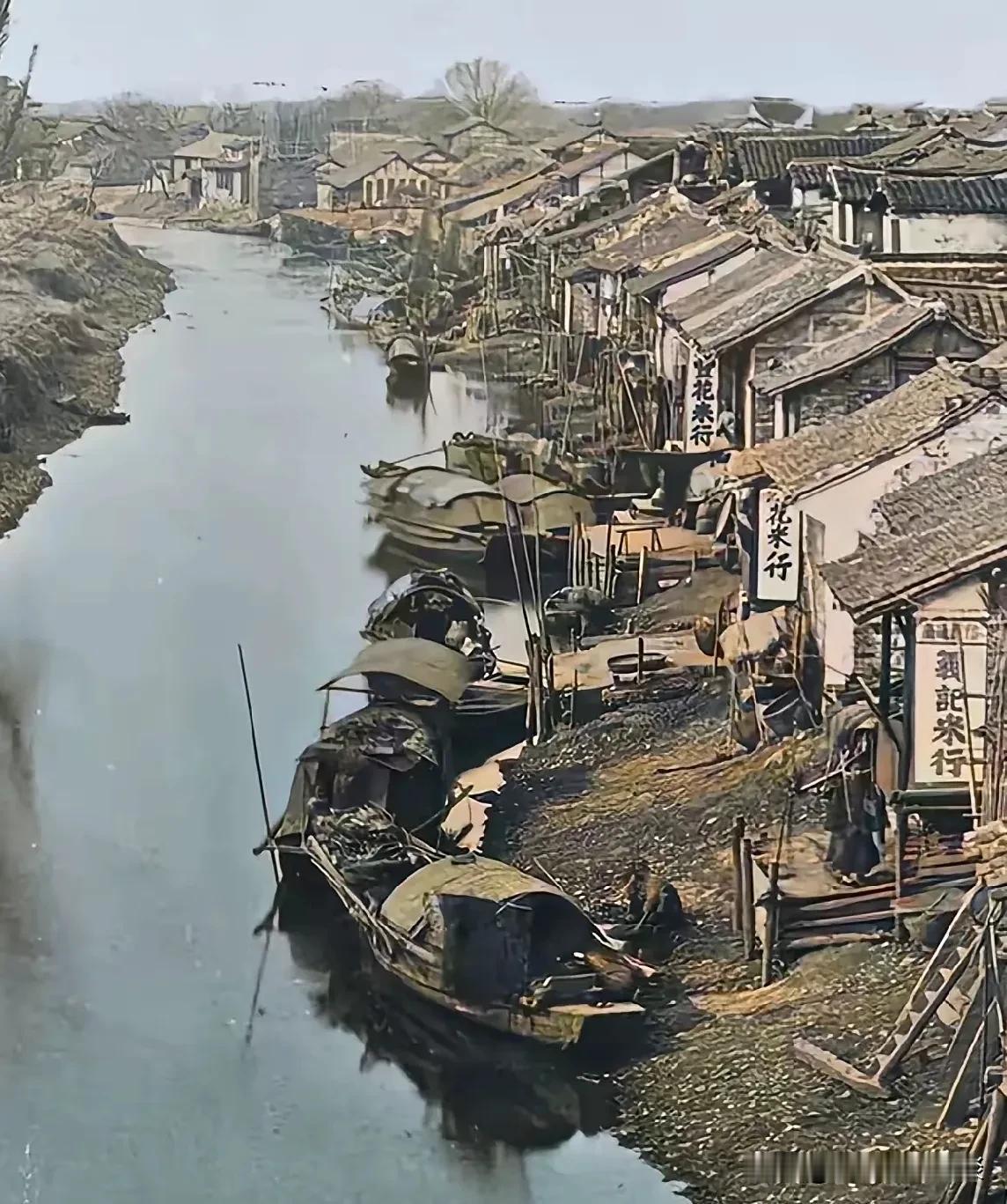 1870年黄浦江畔，时光回响1870年的上海，黄浦江畔，一幅市井生活的画卷缓