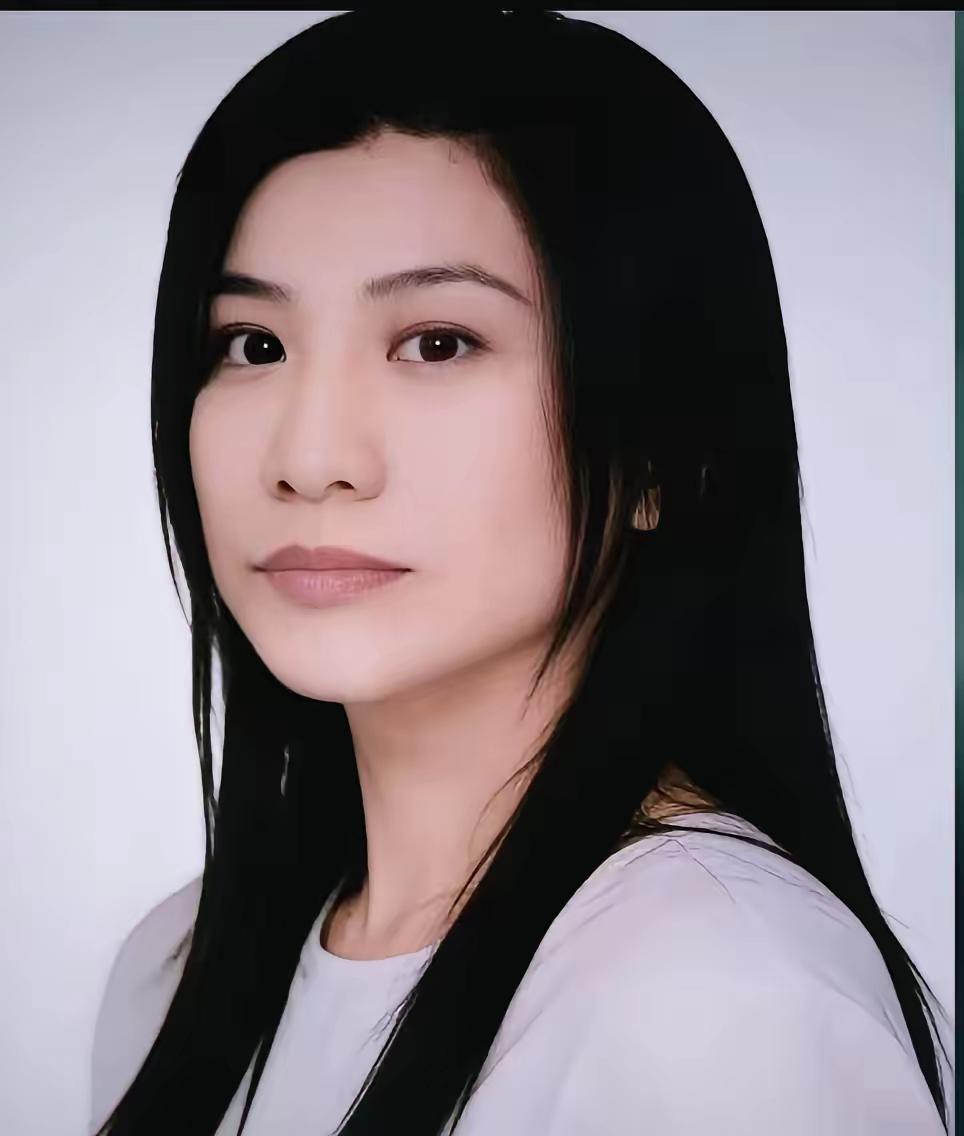 这个女人叫祁春艳，是一个寡妇，凭着出色的容貌，她傍上了一个亿万富翁。为了能彻底控
