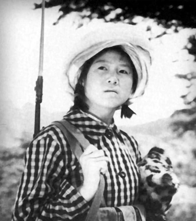 1975年，湖北神农架几名妇女正在田里挖洋芋时，一位女孩因为内急跑去树林中解决，