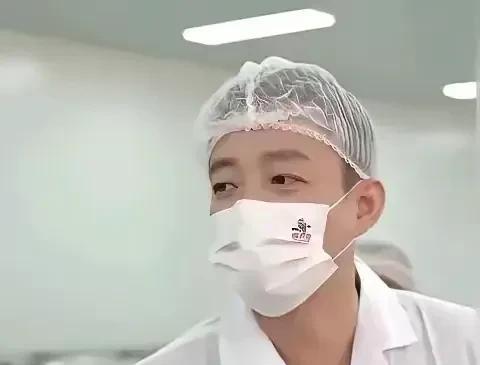 #我的宝藏兴趣#汪小菲严抓酸辣粉质量，亲自溯源到现场。网友表示:酸辣粉发霉事件