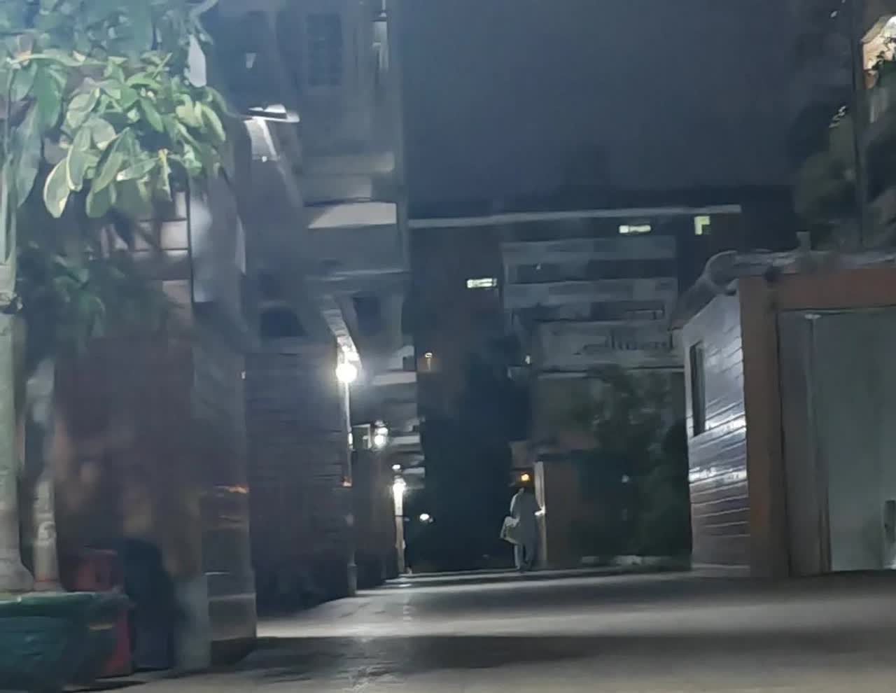 小区有个婆婆，整天没事爱打牌，既不帮忙带孩子，也不做饭，还天天跟儿媳妇吵，有一天