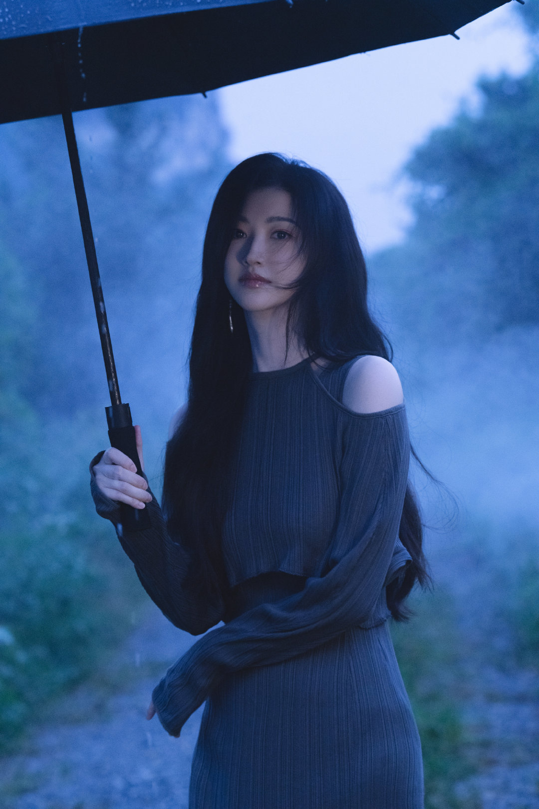 景甜雨中撑伞：是氛围感美女，也是被雨“逮住”的时尚倒霉蛋～​​​
