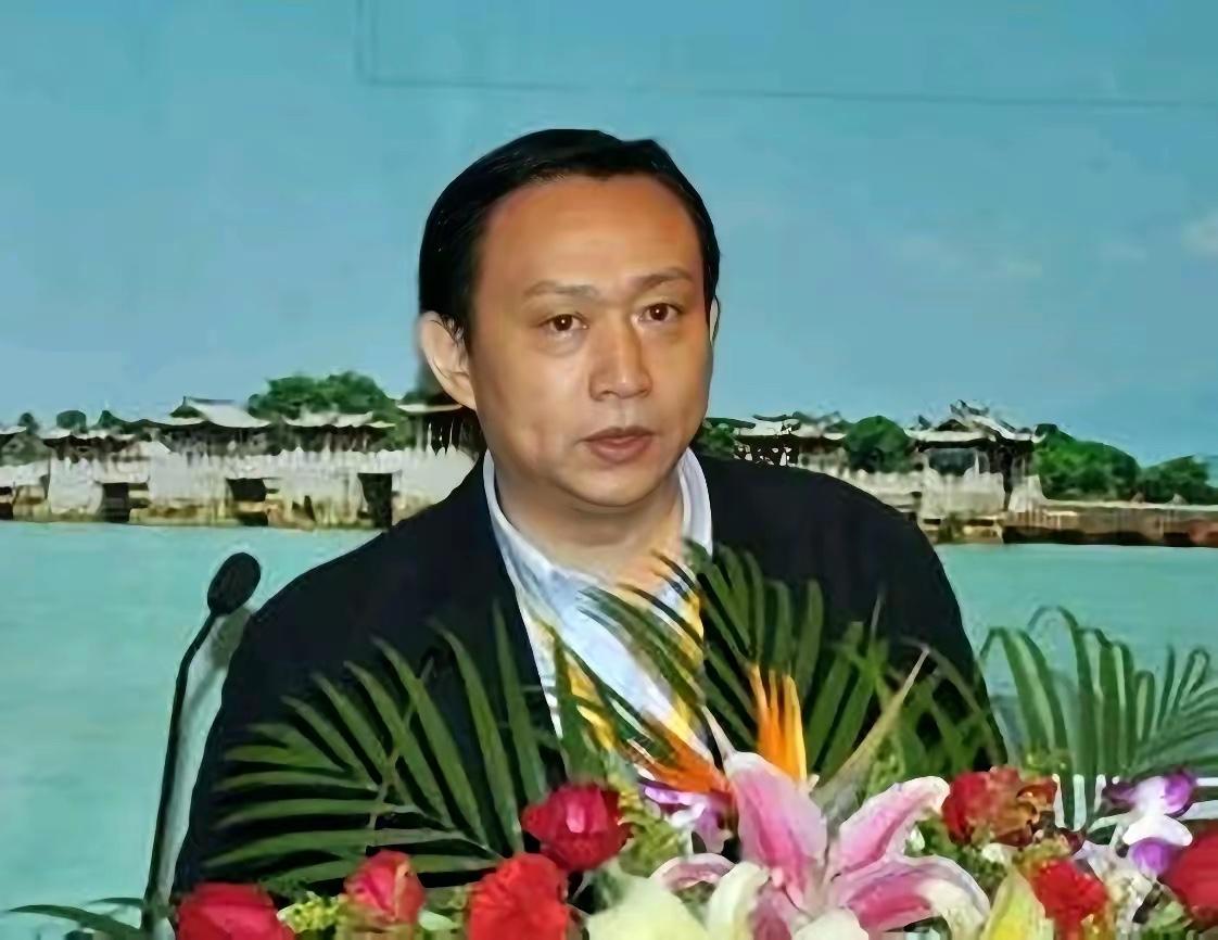 东方大国的学者卢麒元，近日在北京公开发声。​他提出了一个惊世骇俗的主张：“立法