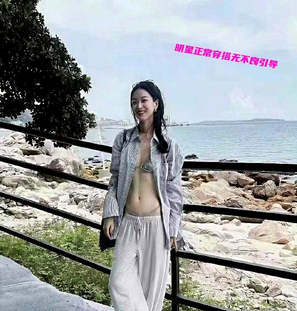 倪妮这身海边穿搭也太敢穿了！条纹衬衫配阔腿裤，乍一看还以为是哪位文...