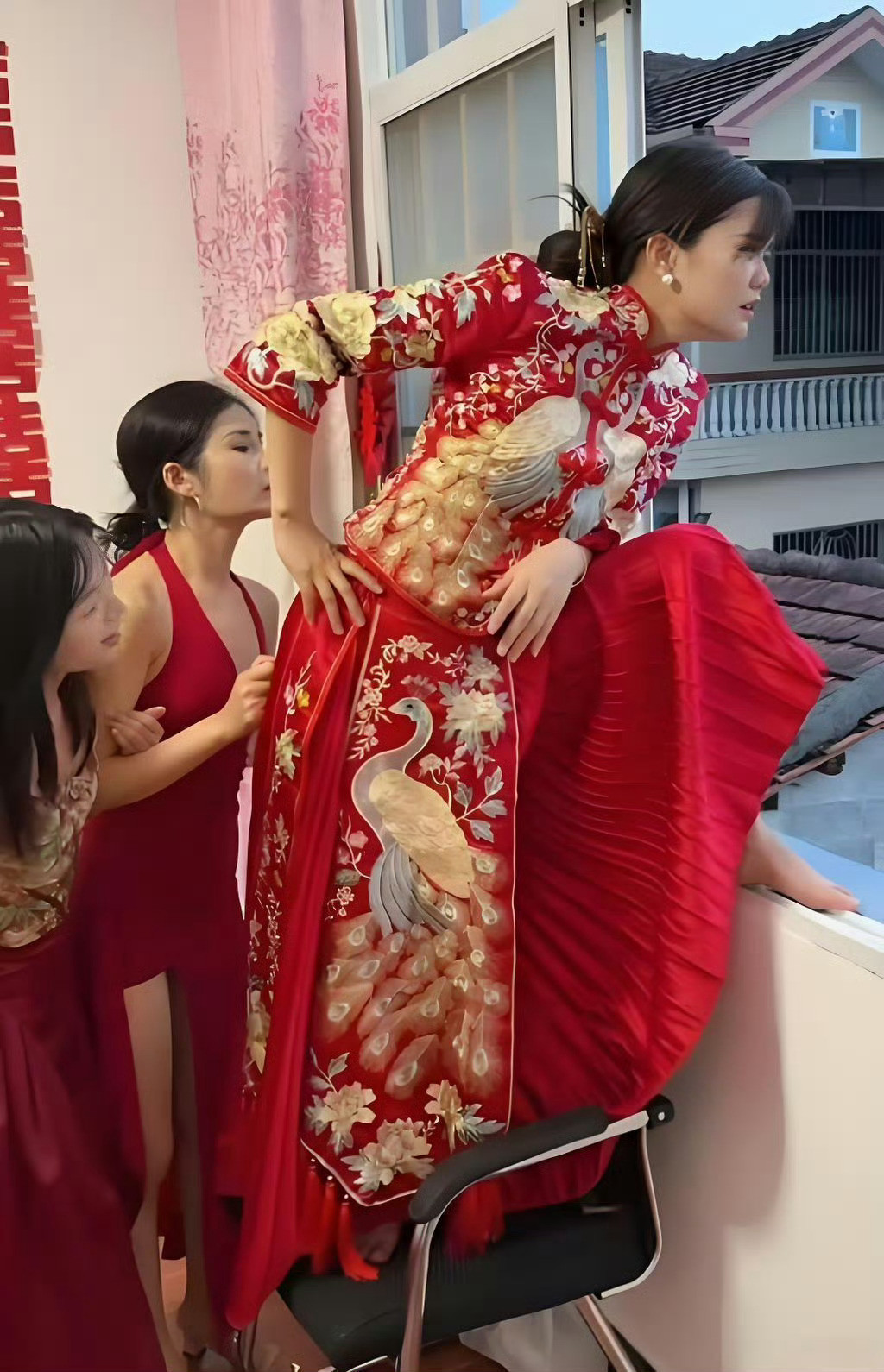 这新娘第一次结婚吧，看着挺着急的[捂脸哭]​​​