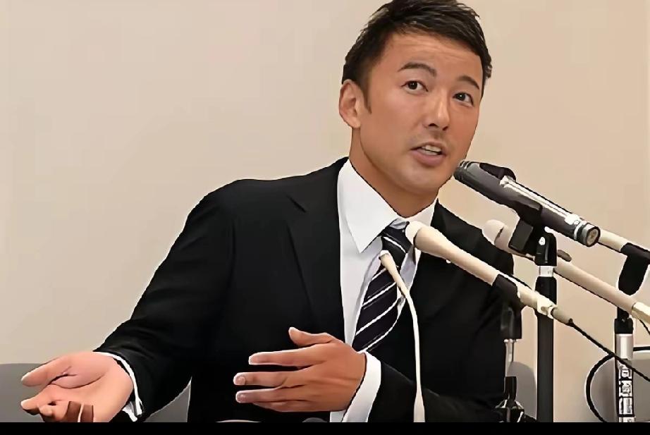 日本国会，山本太郎举起一张巨幅图纸，上面密密麻麻全是红色弧线，从中国直指日本全境