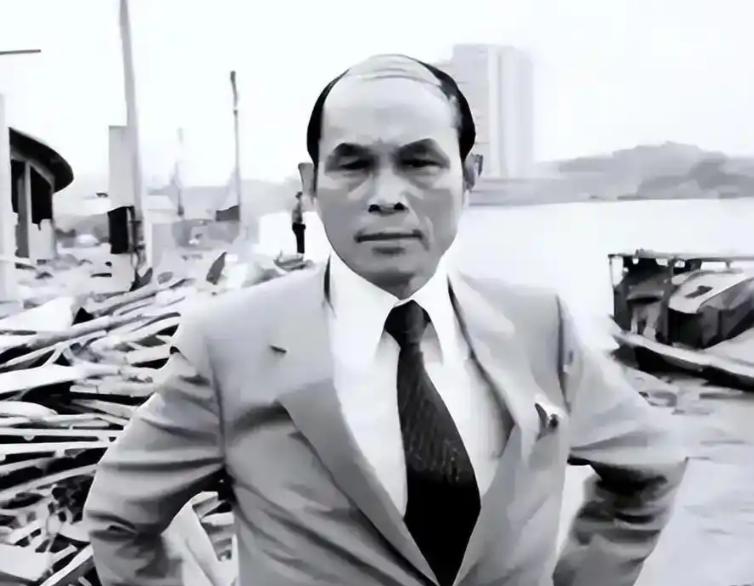 1950年，霍英东被海盗用枪顶着脑袋，满船人都以为他活不成了——他只说了一句话，