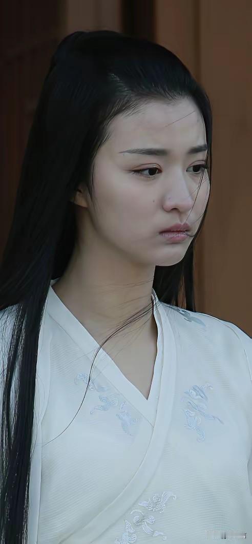 之前一直以为王楚然是冷白皮，从她的素颜上班生图来看，皮肤倒是比想象中暗沉，属于典
