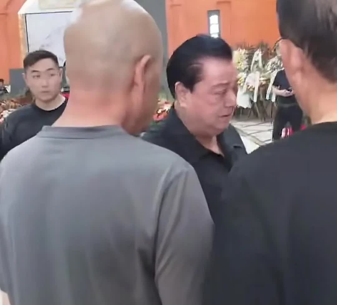 相声同仁李金斗老师前去悼念杨少华老爷子，和杨家老大两人真情流露纷纷流泪，杨家老三