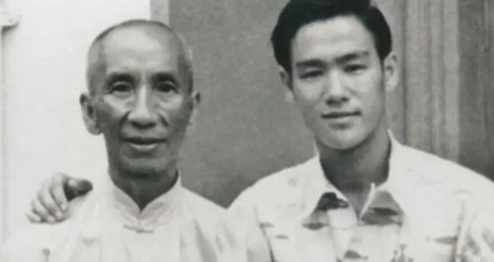 1973年7月20日，33岁的李小龙在香港离奇死亡，死在情妇丁佩的床上。关于李小