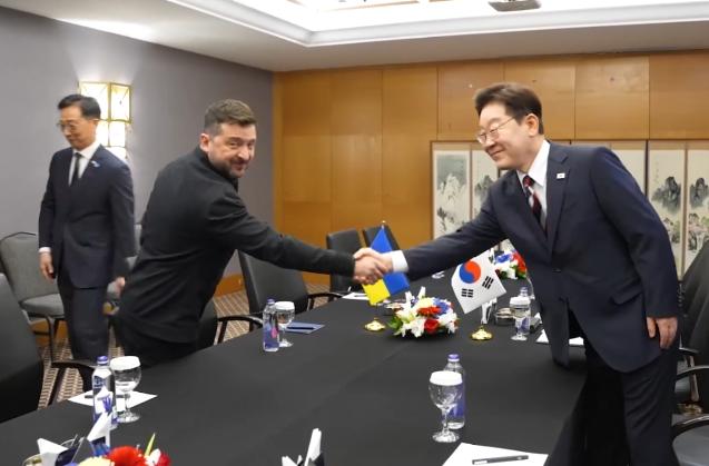 北约峰会期间李在明和泽连斯基首次会晤！7月8日当天，在北约峰会举行期间，韩国