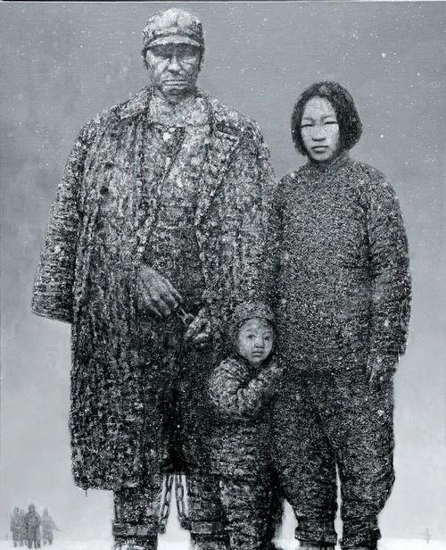 1937年初，日本兵将一家三口押到了刑场上。当父亲被他们砍断脖子后，5岁的小男孩