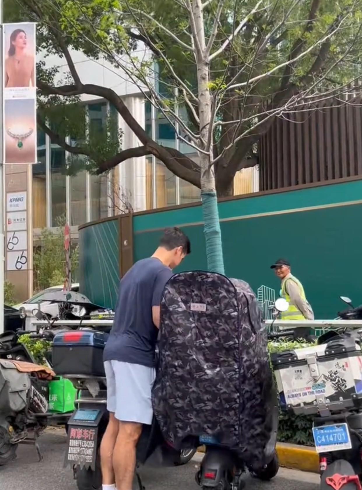 【特谢拉新买了电动车】今天下午的上海街头，我们看到了申花外援特谢拉。当时，只见