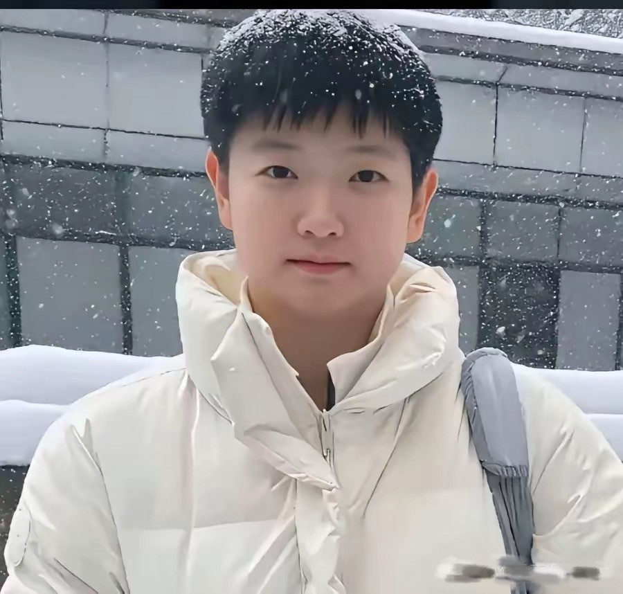 现实中见过莎莎的人都说她非常灵动白净，身材匀称，小小的又很可爱小姑娘。为什么照片