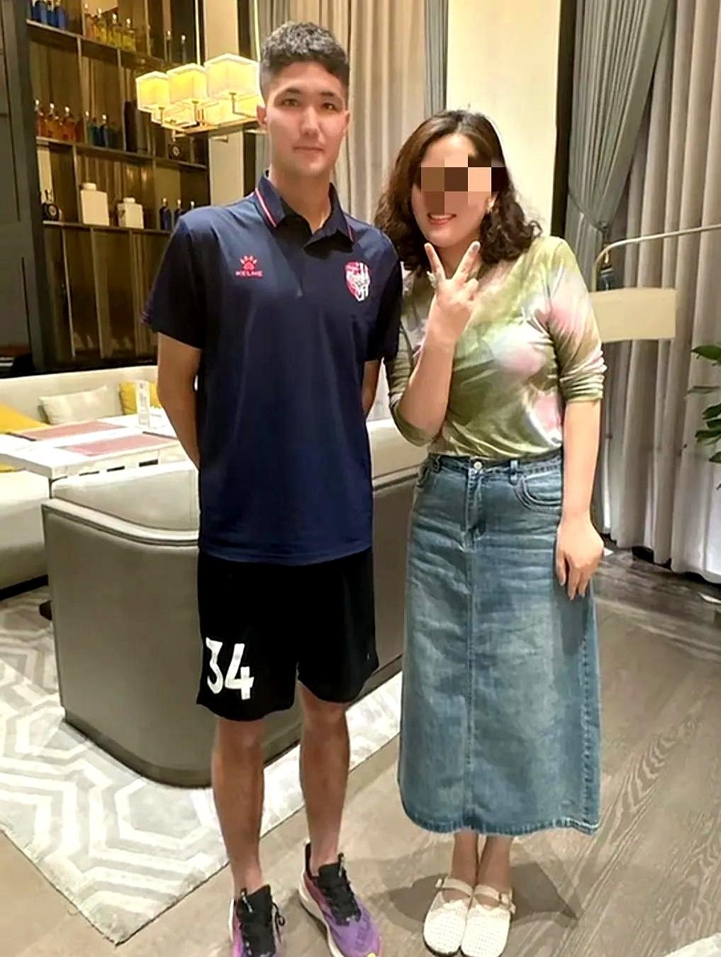 他们踢球，是真的会丢掉饭碗的。水庆霞都忍不住现场为他们叫好。这说的不是中