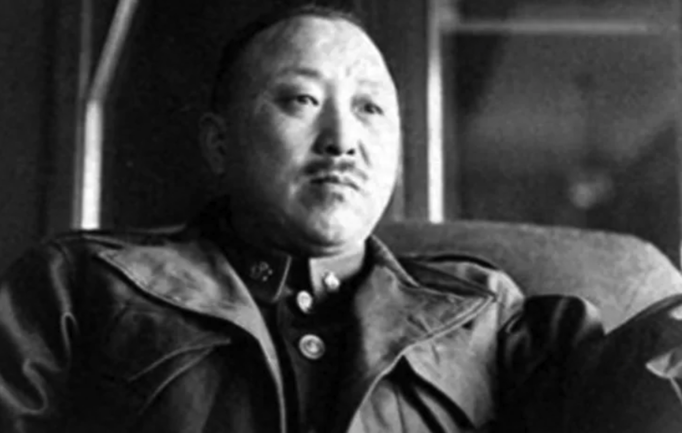 1950年，卫立煌在香港闲逛。冷不丁，身后有人喊，这不是卫立煌吗？卫立煌心里咯噔