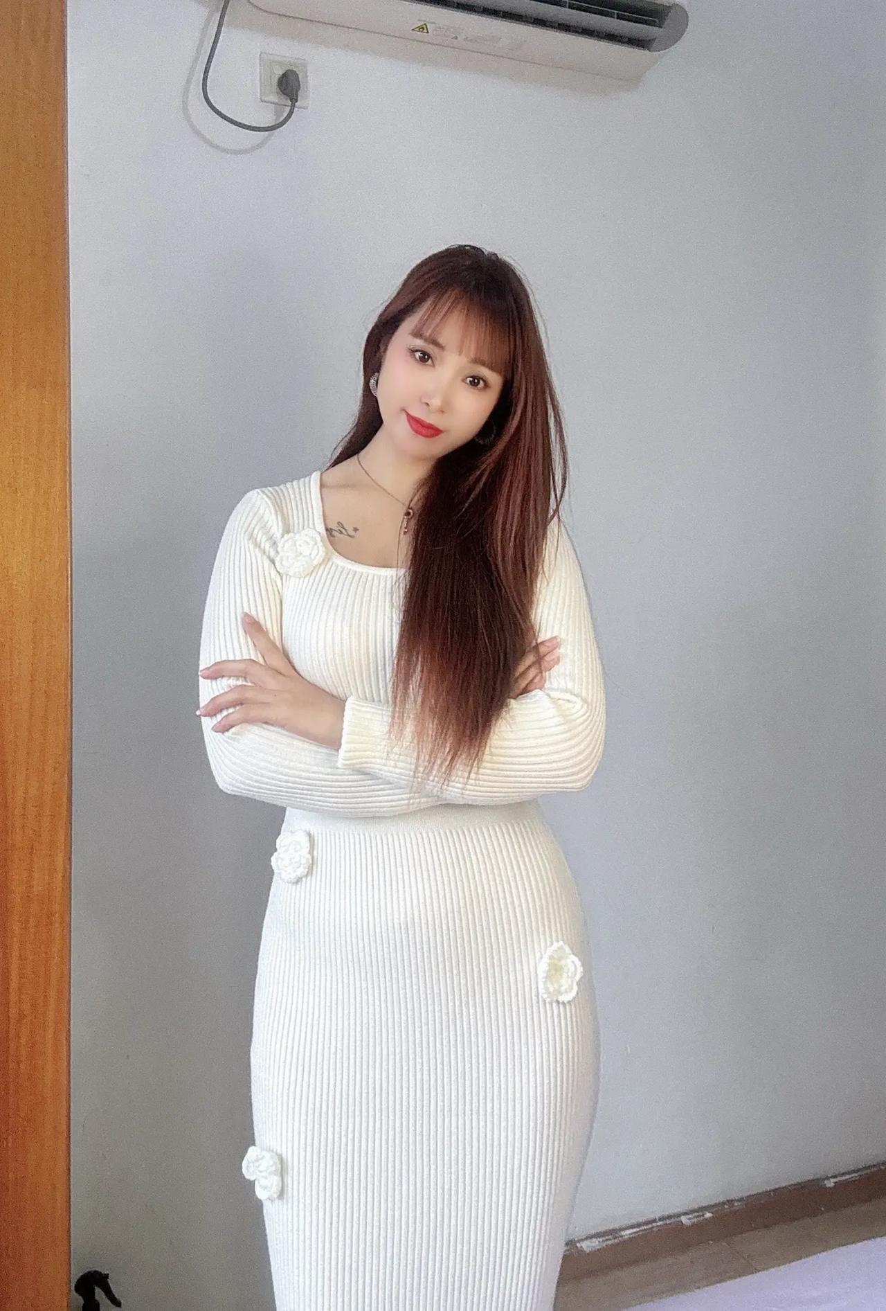 猜猜我今天穿的毛衣上有几朵花，猜对了我当你一天的女朋友，行不行？