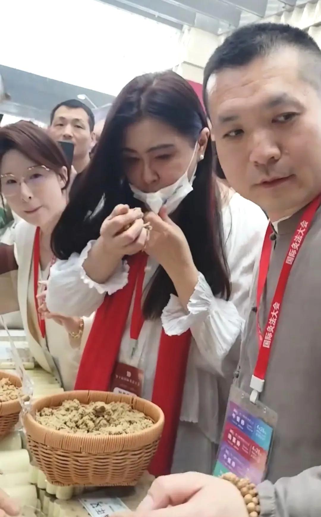 难得一见，王祖贤不戴口罩时的样子！每当人们提起王祖贤，都会被她那有着盛世美颜