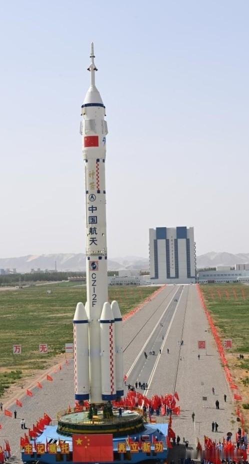 突发！神舟二十号载人飞船疑似遭空间微小碎片撞击，原定5日的返回任务已推迟！目前