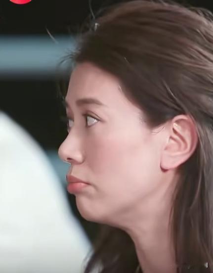 袁咏仪说：“我坐月子的时候洗头了，结果坐得不好。我生完第一天，因为我那个是香港医