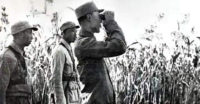 1942年，冀中军区领导机关陷入重围，战斗激烈，敌人越来越多，司令员吕正操却严令