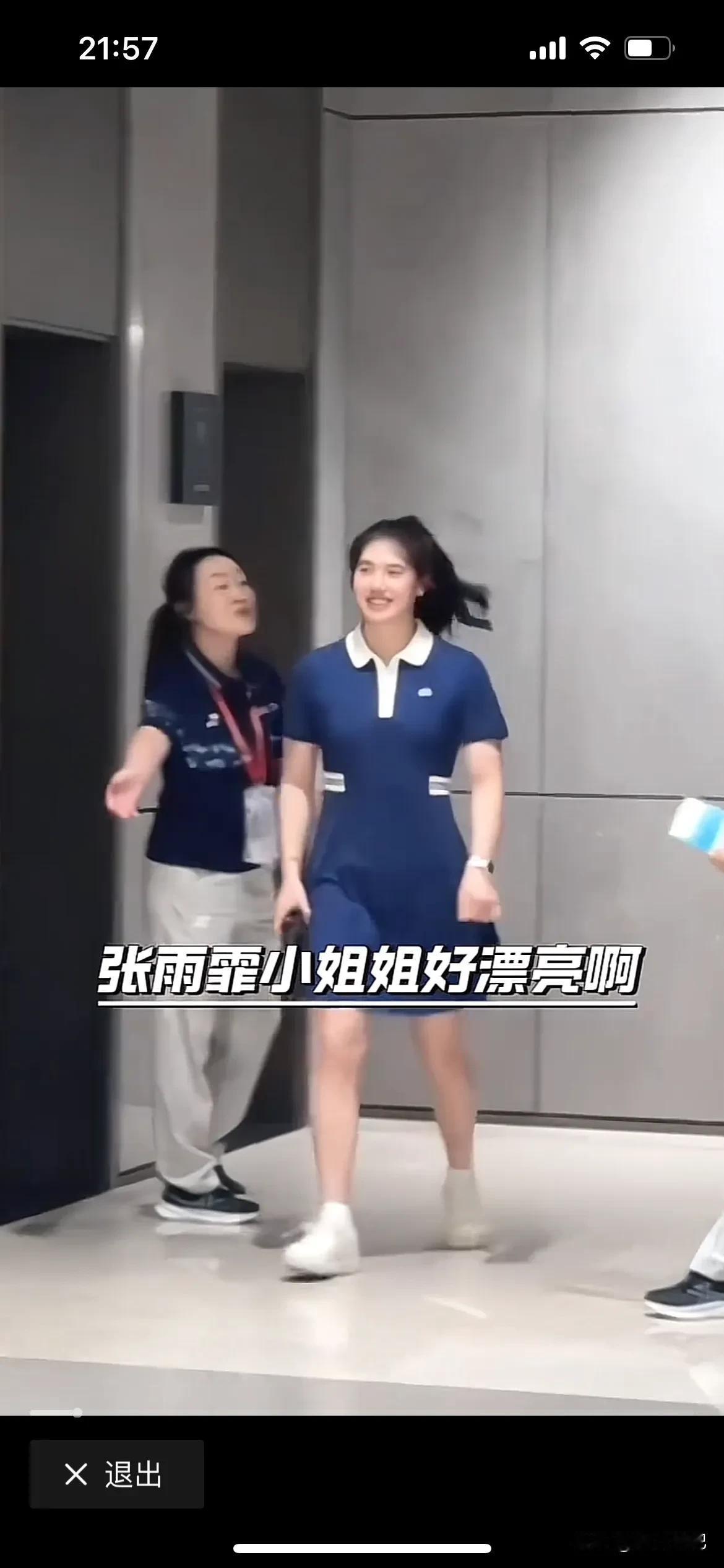“泳坛一姐”张雨霏扮嫩，一件学生装就出门，看看这个大体格，感觉怎么看都有点别扭，