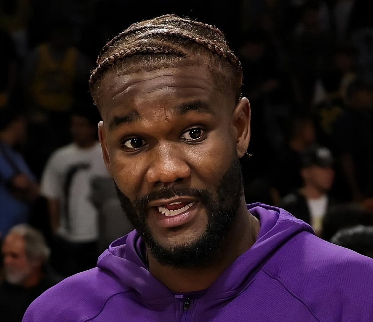 艾顿近3场比赛数据：——对阵掘金，4分8篮板，命中率40%——对阵快船，4