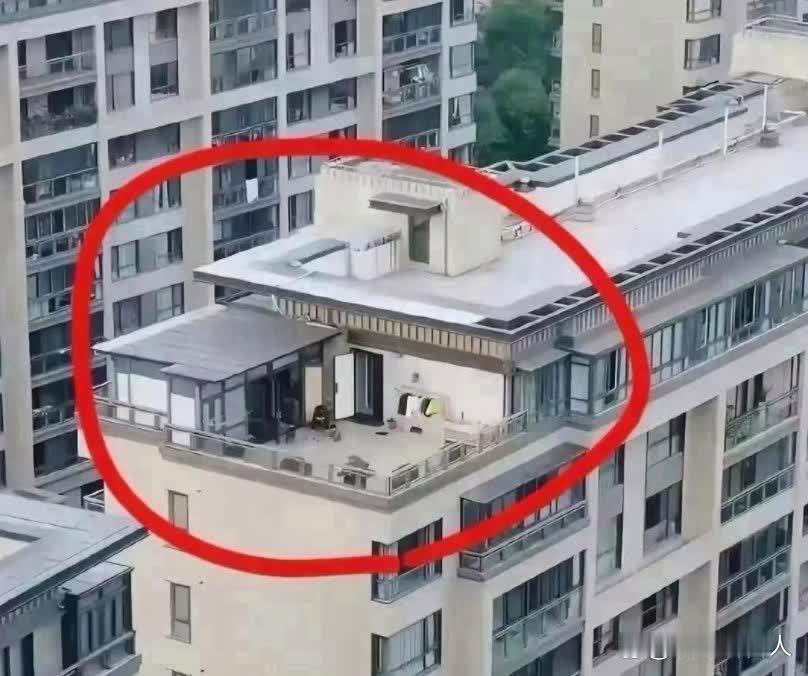 我们小区一家真好，把楼台设计成了一个小院子，不要太惬意呦。[比心]