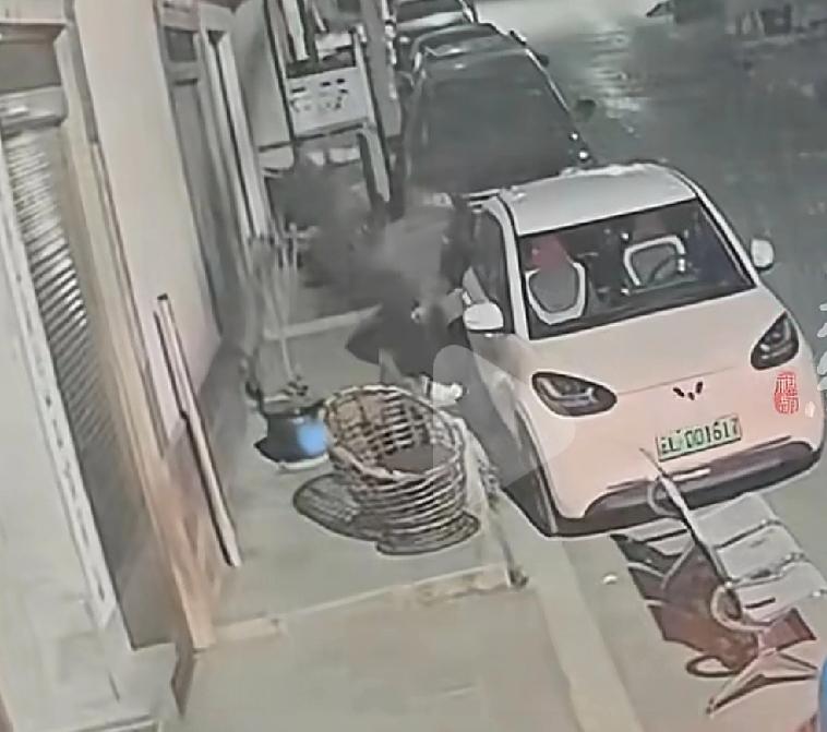 再也不敢去大理租车了一位男子花了几十块钱在大理租了一辆小型电动车，起初就是因为