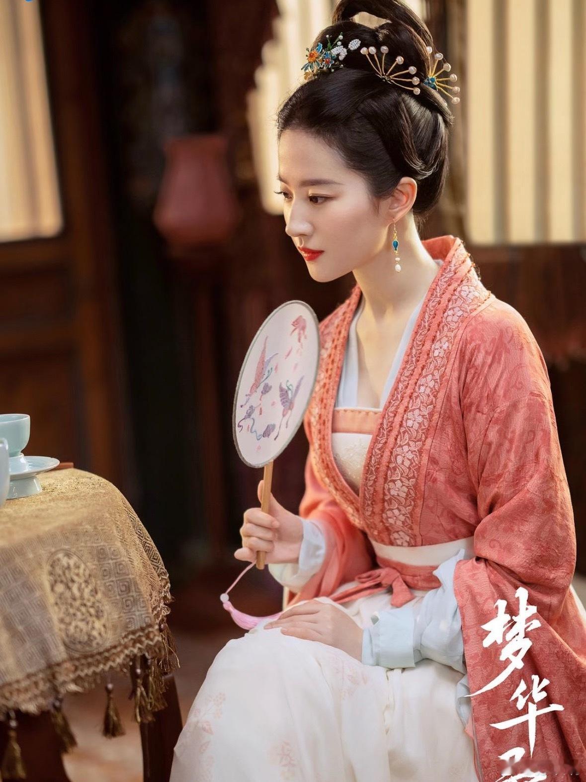 网友翻出刘亦菲黄晓明20年前旧照瞬间勾起满满的回忆杀，当时刘亦菲才17岁，淡妆素
