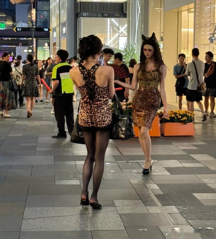 太古里惊现两位神秘网红，那模样超像男扮女装，引众人侧目，究竟是何方“奇人”，引发
