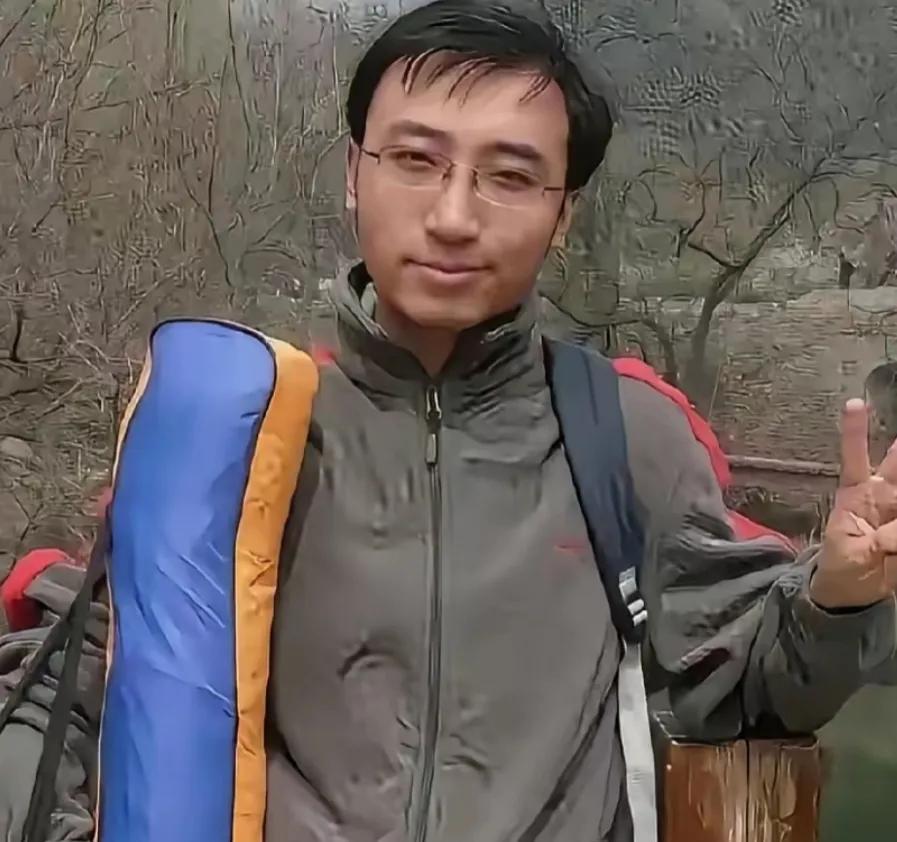 一个清华北大的双料学霸，在北京找工作没人要。外企拒了，500强也拒了。最后没办法