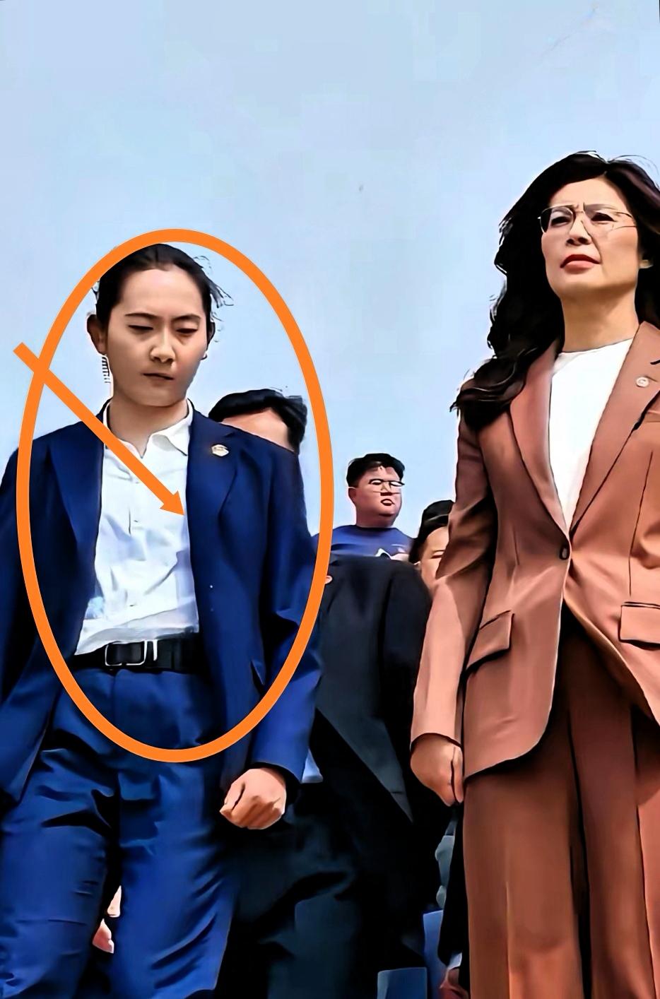 瘦姑娘往中山陵台阶上一站，镜头扫过，弹幕飘“太弱了”。可她腰没塌过，眼没歇过，