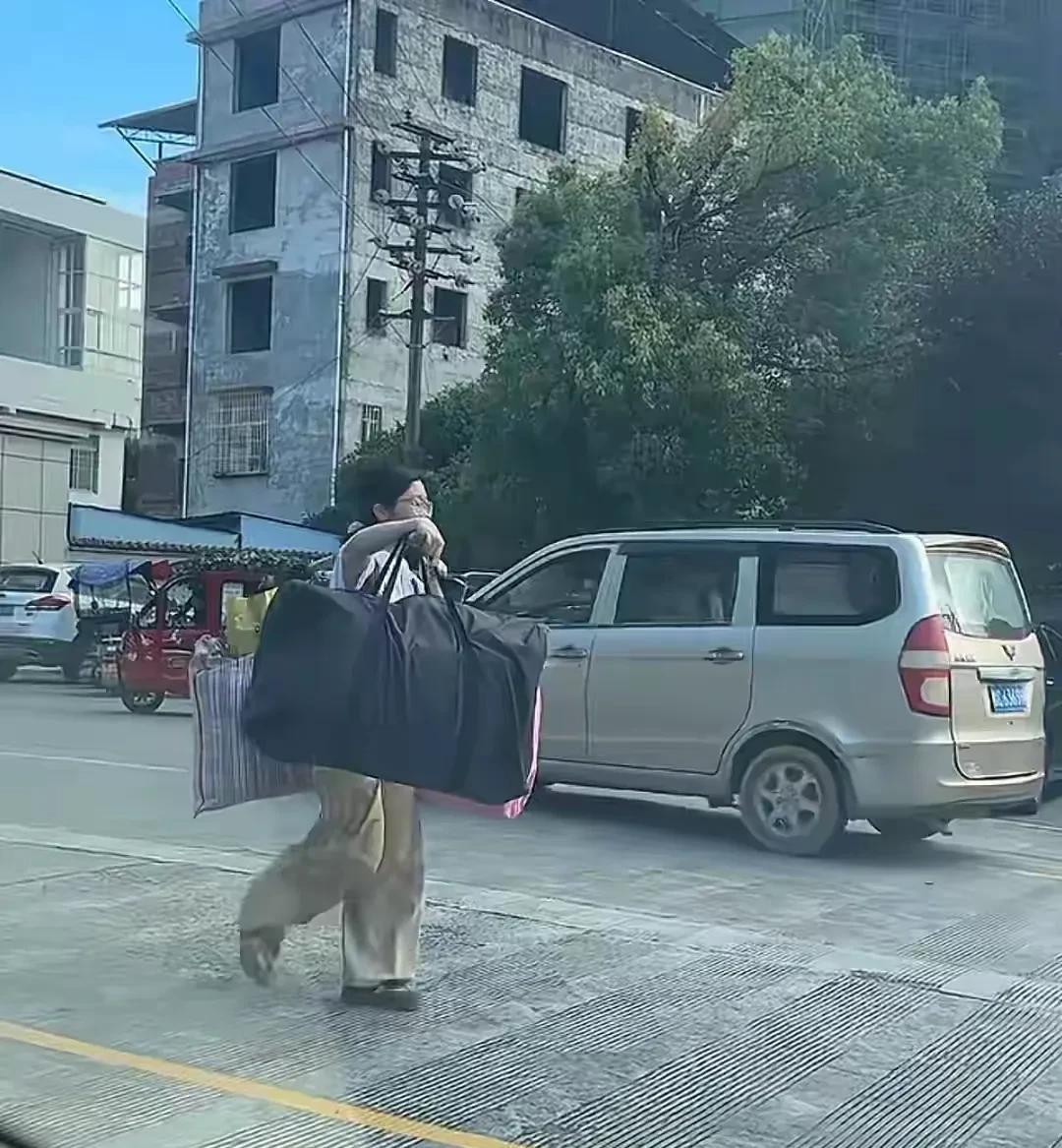#扁担女孩：在喧嚣中坚守本真的青春范本＃在信息如洪流般奔涌的时代，热点人物如