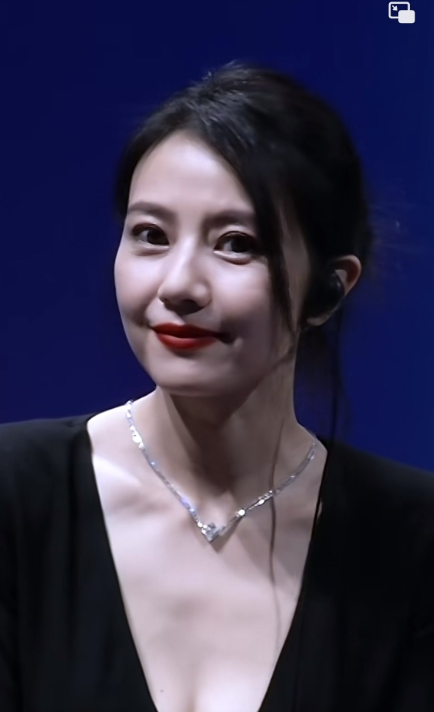 难得一见高圆圆如此开放，这双脸不像年过半百的人，这也是明星会保养的效果，不过还是