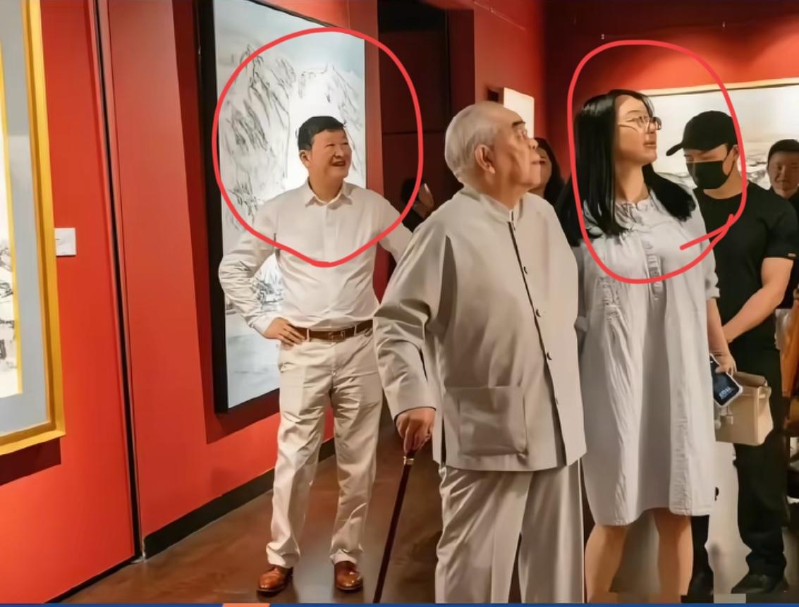 如今回头看这张照片，真是耐人寻味。范曾的继子恐怕是削破脑袋都没想到，自己好心