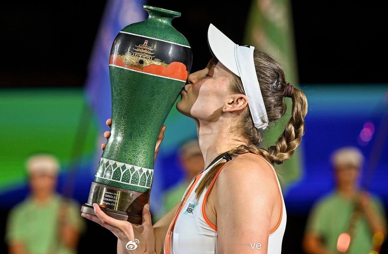 【莱巴金娜2025赛季年终入围战况一览】大满贯：澳网第四轮法网第四轮温网第三轮美