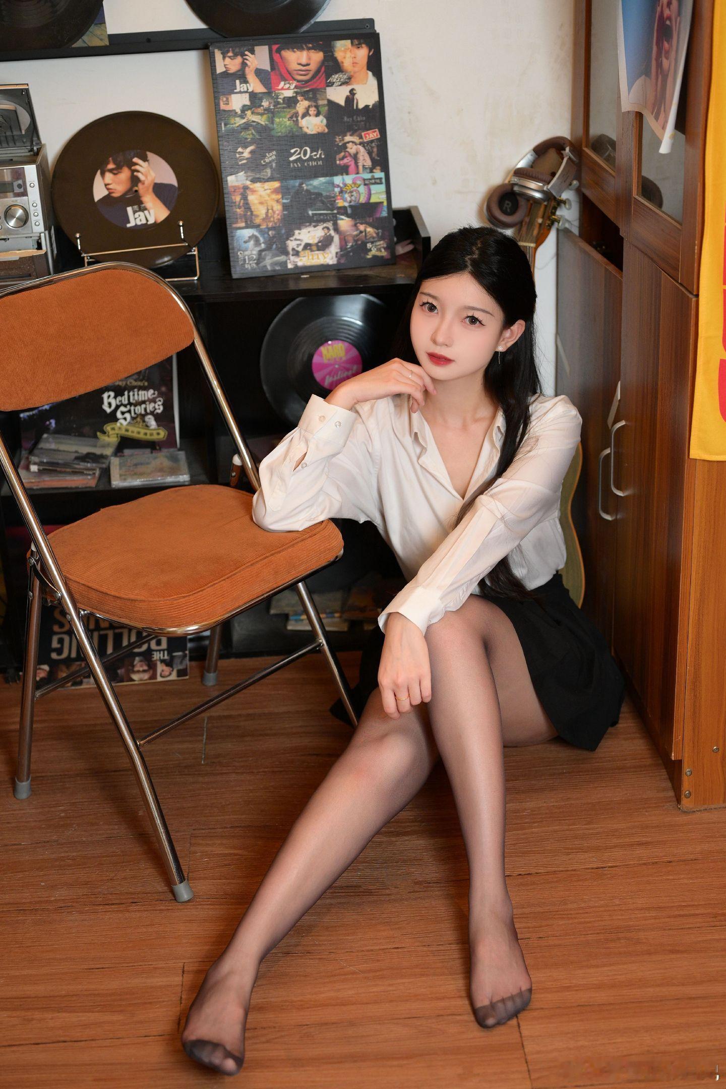 约拍黑丝衬衫美女