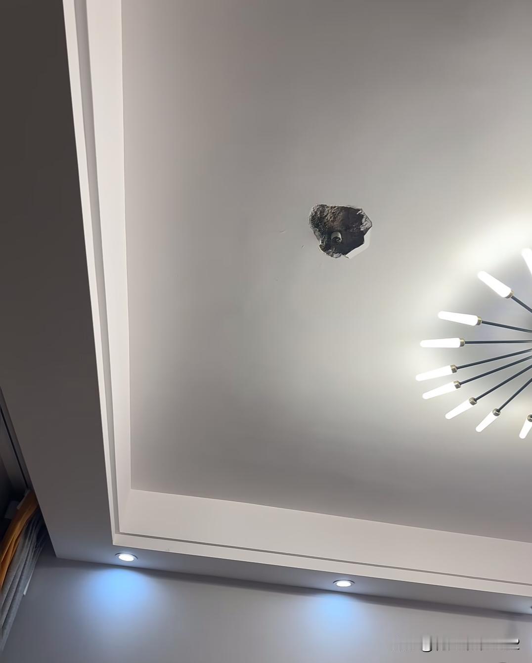 楼上装修把我家房顶打穿了！还是客厅位置！上班时好好的，下班一看房子被捅破了。